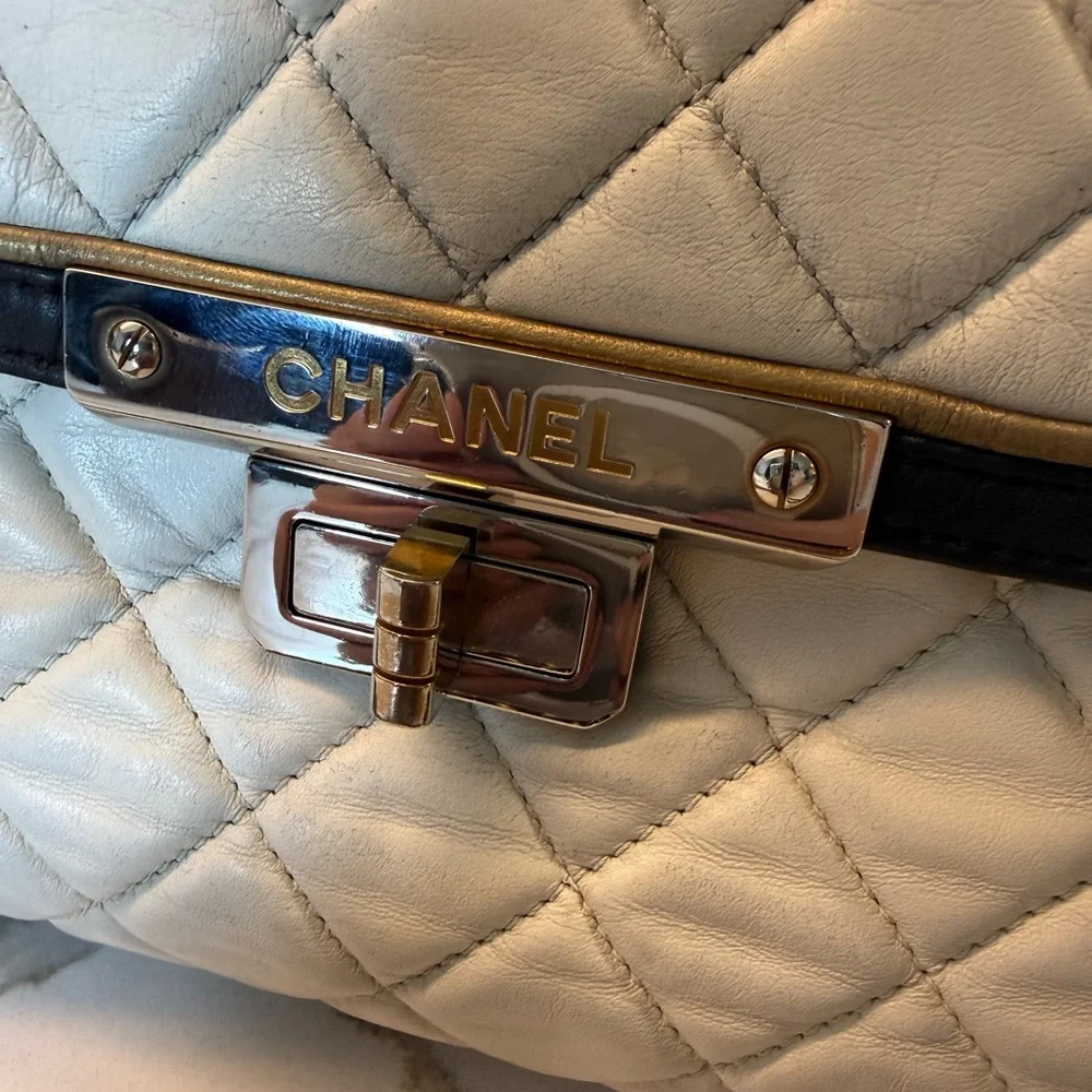 CHANEL Cream and Black Quilted Shoulder Bag with Gold Chain